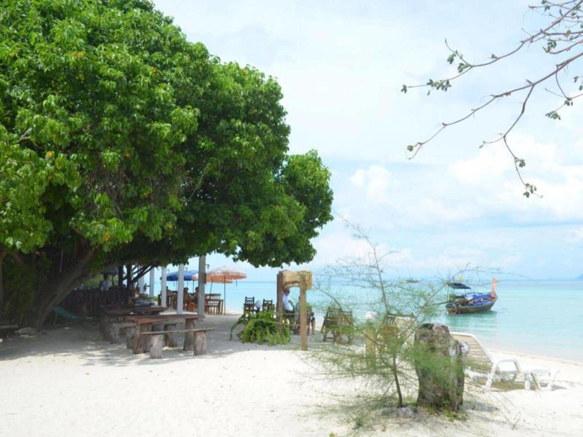 Koh Ngai Camping Hotel Exterior photo